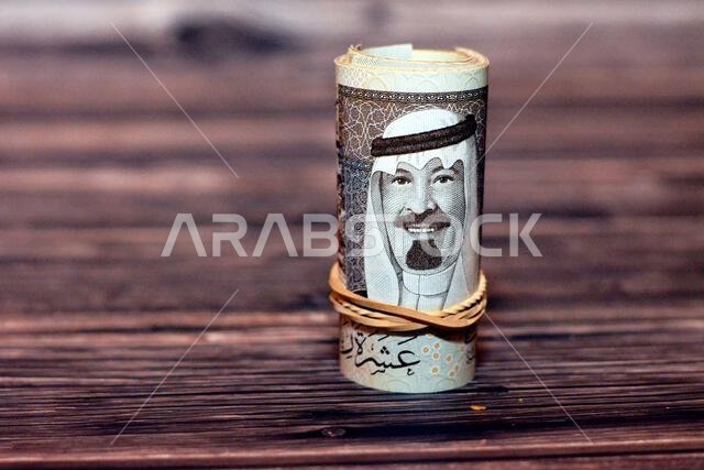 عشرة ريالات سعودية، أوراق نقدية ملفوفة بأربطة مطاطية، تحمل صورة الملك عبد الله وقصر المربع، عملة سعودية.