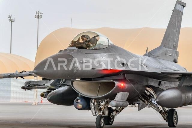 طائرة مقاتلة من طراز إف-16 سي إم فايتينغ فالكون، من طراز بلوك 50، تابعة لسلاح الجو الأمريكي، ومخصصة للسرب المقاتل الاستكشافي 179، تتجه نحو المدرج في قاعدة الأمير سلطان الجوية، المملكة العربية السعودية، في 20 يونيو 2022. يُعنى السرب المقاتل الاستكشافي 179 بنشر القوة الجوية القتالية في جميع أنحاء منطقة مسؤولية القيادة المركزية للقوات الجوية الأمريكية، ودعم الأفراد، وتحسين حركة القوات، وإظهار عزم الولايات المتحدة والدول الشريكة في المنطقة. (صورة من سلاح الجو الأمريكي، بعدسة الرقيب أول جلين فلانغان)