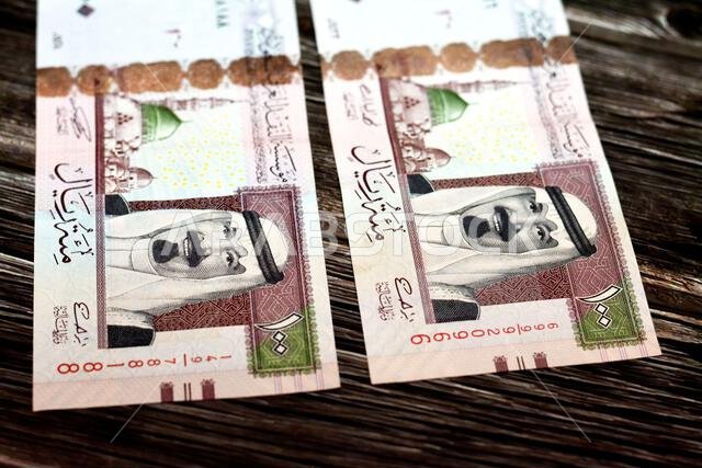 الوجه الأمامي لعملة المملكة العربية السعودية فئة 100 ريال سعودي، وهي عبارة عن ورقة نقدية نقدية تحمل صورة الملك عبد الله بن عبد العزيز، والنبي محمد صلى الله عليه وسلم، وجزيرة المسجد النبوي الشريف.