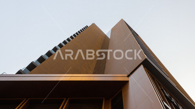 صورة جمالية بزاوية من الأسفل لأبراج إمارة دبي بدولة الإمارات العربية المتحدة ، الفن الهندسي المعماري في الإمارات ، أبراج دبي ، معالم سياحية مشهورة بالإمارات ، الأبراج وناطحات السحاب