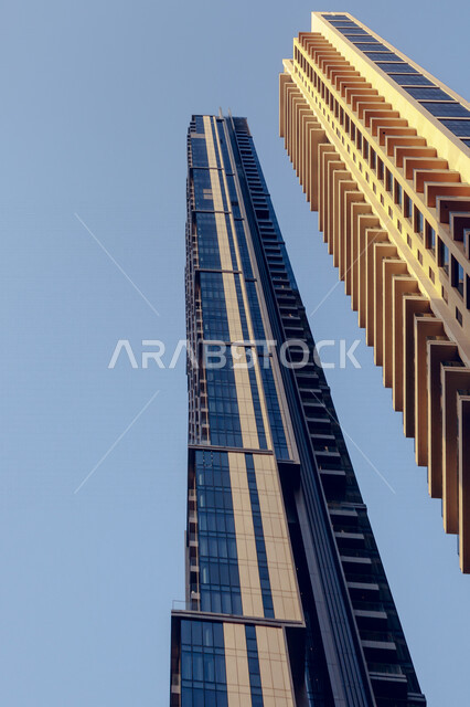 صورة جمالية بزاوية من الأسفل لأبراج إمارة دبي بدولة الإمارات العربية المتحدة ، الفن الهندسي المعماري في الإمارات ، أبراج دبي ، الأبراج وناطحات السحاب ، عقارات دبي ، مباني تجارية ، فنادق فاخرة