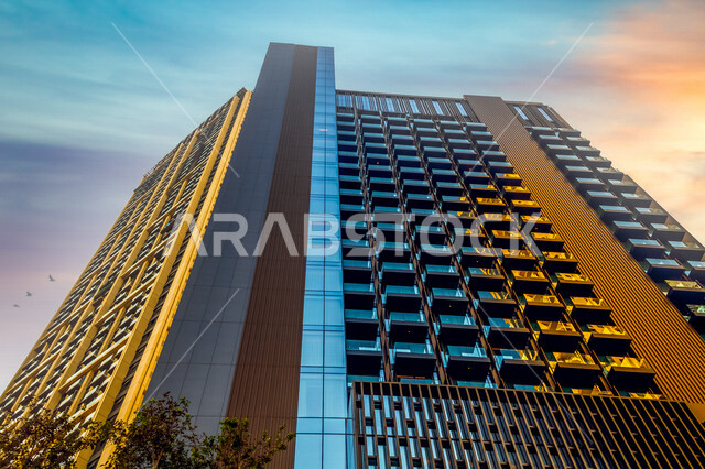 صورة جمالية بزاوية من الأسفل لأبراج إمارة دبي بدولة الإمارات العربية المتحدة ، الفن الهندسي المعماري في الإمارات ، أبراج دبي ، الأبراج وناطحات السحاب ، عقارات دبي ، مباني تجارية ، فنادق فاخرة