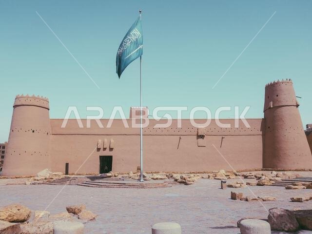 مناظر لقلعة المصمك (المعروفة أحيانًا باسم "قلعة المصمك" أو "قصر المصمك")، وهي قلعة مبنية من الطين والطوب اللبن في مدينة الديرة، الرياض، المملكة العربية السعودية.