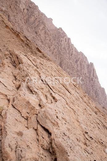 تكوين صخري قريب خلال النهار