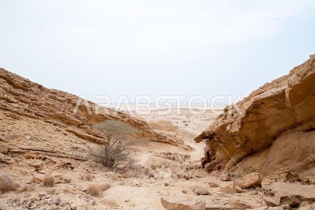 تكوين صخري قريب خلال النهار