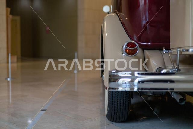 سيارة بويك كلاسيكية بيج اللون في متحف البحرين