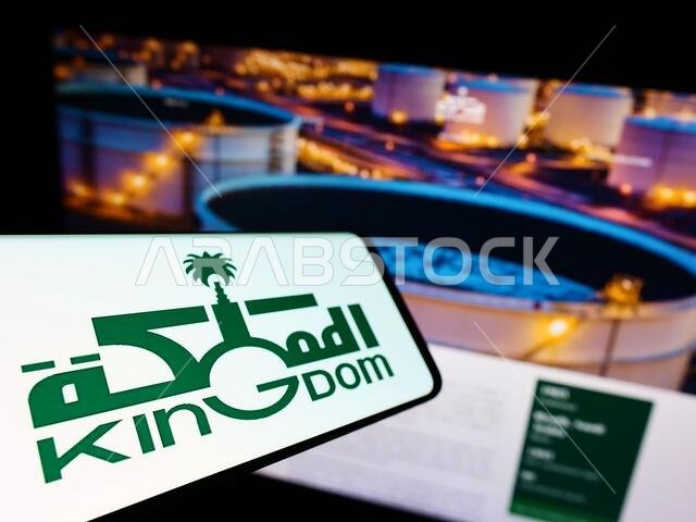 هاتف محمول يحمل شعار شركة المملكة العربية السعودية القابضة (KHC) على الشاشة أمام موقع إلكتروني للشركة. التركيز على منتصف يسار شاشة الهاتف. هاتف محمول يحمل شعار شركة المملكة العربية السعودية القابضة (KHC) على الشاشة أمام موقع إلكتروني للشركة. التركيز على منتصف يسار شاشة الهاتف.