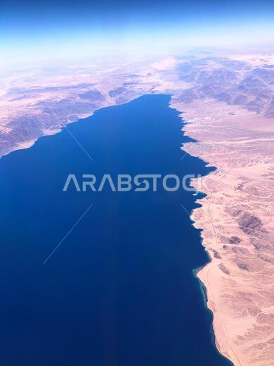 خليج العقبة (خليج إيلات) من الجو يظهر المملكة العربية السعودية والأردن على اليمين ومصر على اليسار.