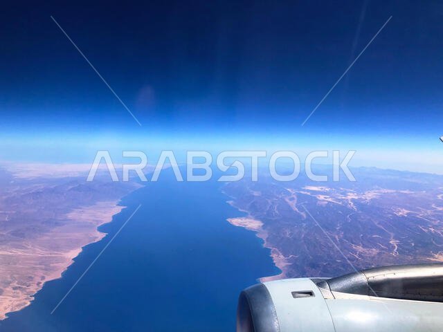 خليج العقبة (خليج إيلات) من الجو يظهر مصر على اليسار والأردن والمملكة العربية السعودية على اليمين.