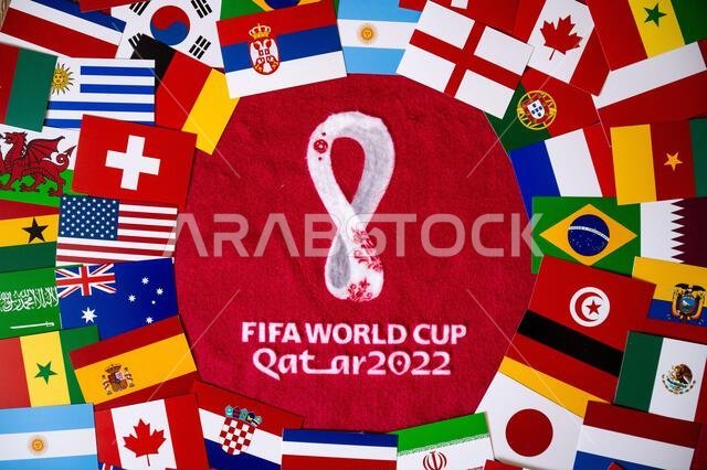 الدوحة، قطر، 30 أغسطس 2022: أعلام جميع المنتخبات الـ 32 المشاركة في بطولة كأس العالم لكرة القدم قطر 2022. الشعار الرسمي للبطولة على خلفية حمراء. الدوحة، قطر، 30 أغسطس 2022: أعلام جميع المنتخبات الـ 32 المشاركة في بطولة كأس العالم لكرة القدم قطر 2022. الشعار الرسمي للبطولة على خلفية حمراء.