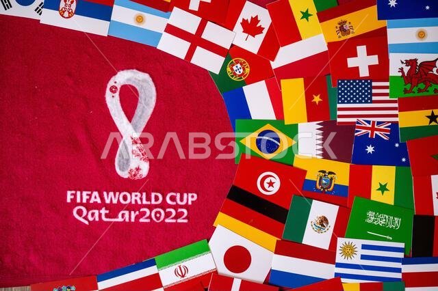 الدوحة، قطر، 30 أغسطس 2022: أعلام جميع المنتخبات الـ 32 المشاركة في بطولة كأس العالم لكرة القدم قطر 2022. الشعار الرسمي للبطولة على خلفية حمراء.