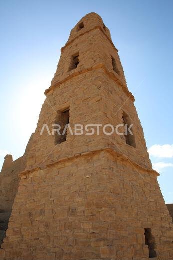 مسجد عمر بن الخطاب هو مسجد تاريخي يقع في دومة الجندل شمال المملكة العربية السعودية تحت سماء زرقاء.