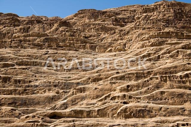 مثال رائع على التعرية الجليدية في واجهة جرف في منطقة تبوك بالمملكة العربية السعودية