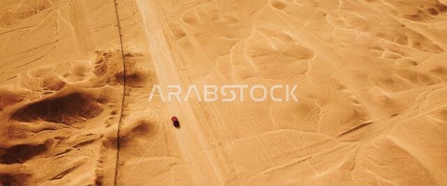 سيارة تعبر الصحراء.