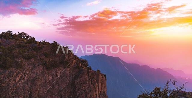 غروب الشمس في جبل السودة، أبها، المملكة العربية السعودية.