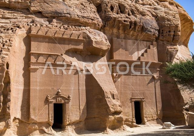 مقبرتان متجاورتان منحوتتان بمهارة في جبل البنات، الحِجر، المملكة العربية السعودية