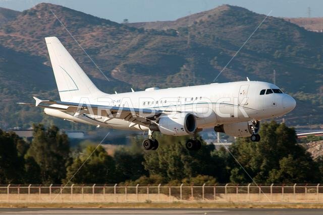 طائرة إيرباص A318-112 (CJ) إيليت تابعة لشركة ألفا ستار لخدمات الطيران تهبط في مطار مالقة كوستا ديل سول. ألفا ستار لخدمات الطيران هي شركة طيران عارض خاصة مقرها الرياض، المملكة العربية السعودية. تستهدف طائرة إيرباص A318 إيليت سوق الرحلات متوسطة المدى، حيث يصل مداها إلى 4000 ميل بحري (7400 كم)، مع خيارين لتصميم المقصورة يتسع كل منهما لما يصل إلى 18 راكبًا.