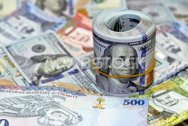الأوراق النقدية السعودية من فئة الريال السعودي هي 500 ريال، و100 ريال، و50 ريال، بينما الأوراق النقدية الأمريكية من فئة 100 دولار هي مائة دولار.