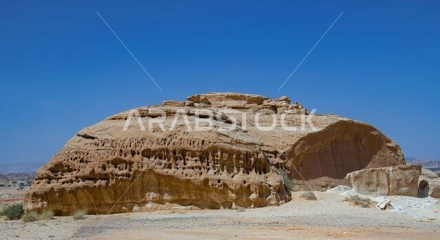 مثال رائع على التجوية على شكل خلية نحل في جبل إثلب الحِجر، المملكة العربية السعودية