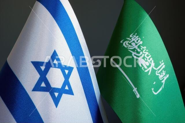 أعلام صغيرة لإسرائيل والمملكة العربية السعودية.