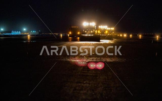 يقوم جنود من القوات الجوية الأمريكية، تابعون للسرب 577 للهندسة المدنية الاستكشافية، بفك وإزالة المطاط من مدرج قاعدة الأمير سلطان الجوية في المملكة العربية السعودية، في 9 سبتمبر 2022. ويُعدّ السرب 577 للهندسة المدنية الاستكشافية، أحد أعضاء المجموعة الأولى للهندسة المدنية الاستكشافية، مسؤولاً عن إنشاء ودعم عمليات المطارات في المواقع التي تعمل فيها طائرات القوات الجوية الأمريكية. (صورة من سلاح الجو الأمريكي، بعدسة الرقيب أول نوح ج. تانسر)