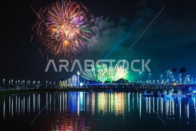 الألعاب النارية في مدينة الخبر، المملكة العربية السعودية، 23 سبتمبر 2022: الاحتفال باليوم الوطني للمملكة العربية السعودية.