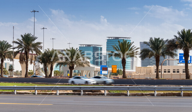صورة إبداعية لمدينة الرياض ، الفن الهندسي المعماري بالسعودية، معالم سياحية مشهورة بالرياض في المملكة العربية السعودية ، حركة سير السيارات على الطريق العام ، الحركة المرورية ، النقل والمواصلات في السعودية