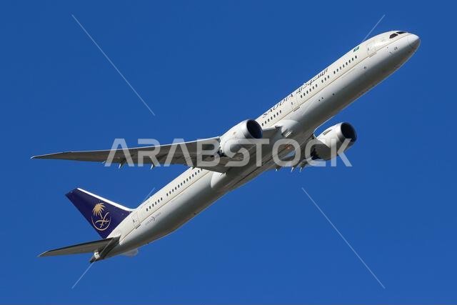 طائرة بوينغ 787 تابعة للخطوط السعودية تغادر مطار لندن هيثرو طائرة بوينغ 787 تابعة للخطوط السعودية تغادر مطار لندن هيثرو