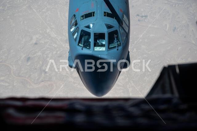 طائرة من طراز B-52H ستراتوفورتريس تابعة لسلاح الجو الأمريكي تحلق فوق المملكة العربية السعودية، في 29 مارس 2022. ويُبرز وجود هذه الطائرة قدرة القيادة المركزية الأمريكية على توفير قوة جوية قتالية فورية، فضلاً عن التزامها تجاه الشركاء والأمن الإقليمي. (صورة من سلاح الجو الأمريكي، بعدسة الرقيب جوزيف بيك)