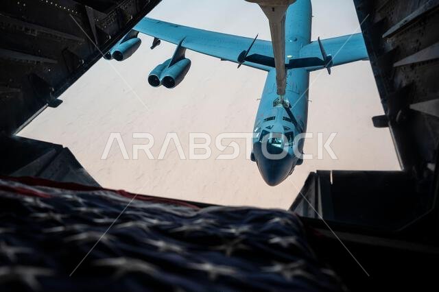 تتلقى قاذفة قنابل من طراز B-52H ستراتوفورتريس تابعة لسلاح الجو الأمريكي الوقود من طائرة KC-10 إكستندر تابعة لسلاح الجو الأمريكي، والمخصصة لسرب التزود بالوقود الجوي الاستكشافي 908، فوق المملكة العربية السعودية، في 29 مارس 2022. ويُبرز وجود قاذفة B-52H قدرة القيادة المركزية الأمريكية على توفير قوة جوية قتالية فورية، فضلاً عن التزامها تجاه الشركاء والأمن الإقليمي. (صورة من سلاح الجو الأمريكي، بعدسة الرقيب جوزيف بيك)