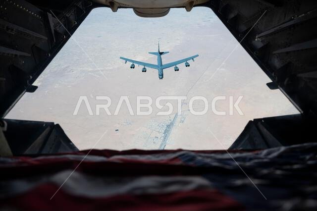 طائرة من طراز B-52H ستراتوفورتريس تابعة لسلاح الجو الأمريكي تحلق فوق المملكة العربية السعودية، في 29 مارس 2022. ويُبرز وجود هذه الطائرة قدرة القيادة المركزية الأمريكية على توفير قوة جوية قتالية فورية، فضلاً عن التزامها تجاه الشركاء والأمن الإقليمي. (صورة من سلاح الجو الأمريكي، بعدسة الرقيب جوزيف بيك)