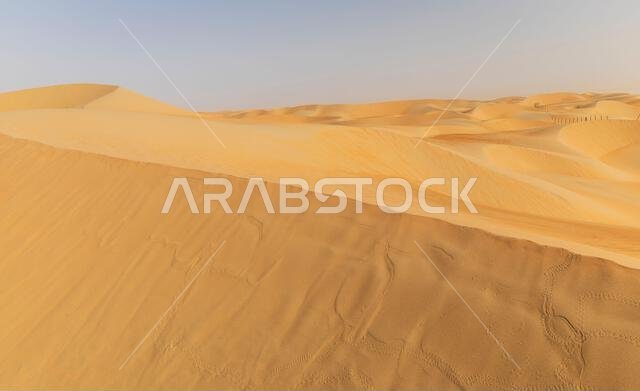 الكثبان الرملية والرمال الملونة في صحراء الربع الخالي