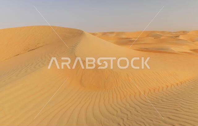 الكثبان الرملية والرمال الملونة في صحراء الربع الخالي
