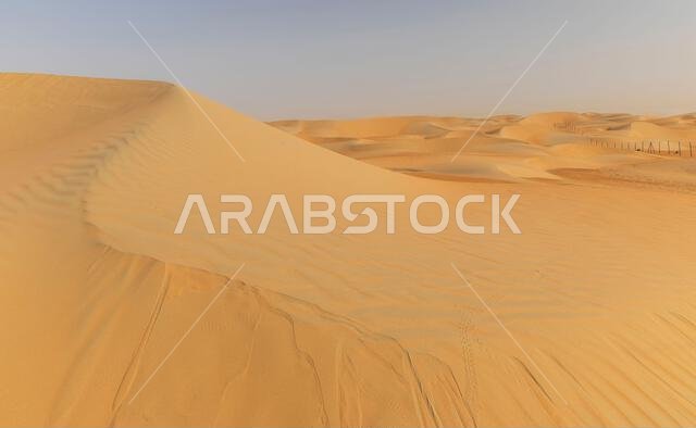 الكثبان الرملية والرمال الملونة في صحراء الربع الخالي