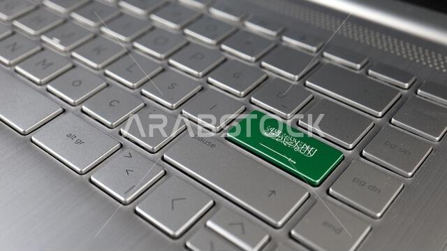 لوحة مفاتيح عليها علم المملكة العربية السعودية على زر الإدخال، ترمز إلى هجوم إلكتروني على المملكة العربية السعودية، وهي استعارة لتعلم اللغة الألمانية