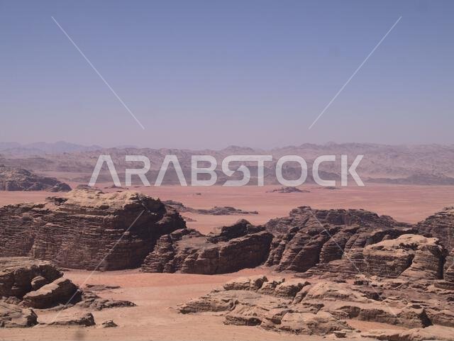 منظر طبيعي لجروف صخرية بالقرب من الحدود السعودية في وادي رم، الأردن