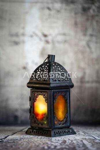 تضيء فوانيس رمضان في أجواء أو بيئة ذات طابع كلاسيكي.