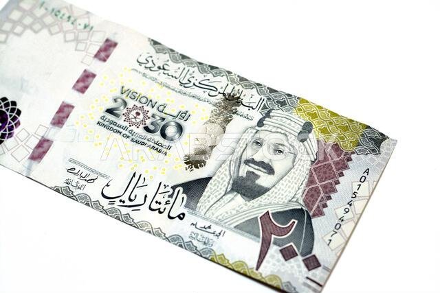 يظهر على الوجه الأمامي للورقة النقدية من فئة 200 ريال سعودي صورة الملك عبد العزيز آل سعود مؤسس المملكة وشعار ثلاثي الأبعاد لرؤية المملكة 2030. يظهر على الوجه الأمامي للورقة النقدية من فئة 200 ريال سعودي صورة الملك عبد العزيز آل سعود مؤسس المملكة وشعار ثلاثي الأبعاد لرؤية المملكة 2030.