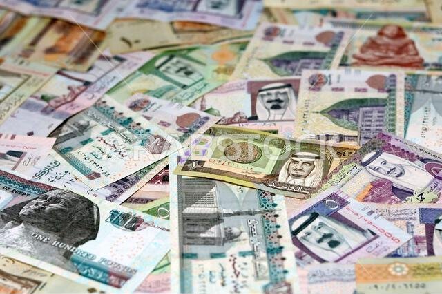 أوراق نقدية من الجنيه المصري فئتي 100 و200 جنيه مصري، إلى جانب أوراق نقدية من الريال السعودي فئات 1 و5 و10 و20 و50 و100 ريال سعودي، مع التركيز بشكل خاص على الريال السعودي. أوراق نقدية من الجنيه المصري فئتي 100 و200 جنيه مصري، إلى جانب أوراق نقدية من الريال السعودي فئات 1 و5 و10 و20 و50 و100 ريال سعودي، مع التركيز بشكل خاص على الريال السعودي.