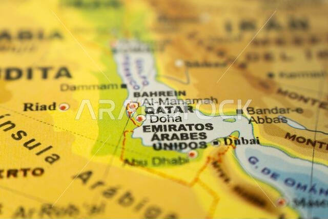 صورة مقرّبة للخريطة التضاريسية لشرق المملكة العربية السعودية وقطر والإمارات، مع مراجع باللغة الإسبانية. مفاهيم: رسم الخرائط، السياحة، الجغرافيا. د