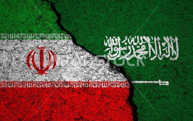 خلفية أعلام إيران والسعودية. جدار متصدع. مفهوم الصراع العسكري والحرب خلفية أعلام إيران والسعودية. جدار متصدع. مفهوم الصراع العسكري والحرب