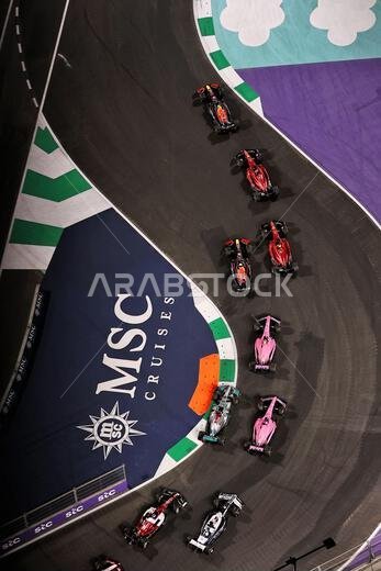 سيرجيو بيريز (المكسيك) يقود سيارة ريد بول ريسينغ RB18 في بداية السباق. جائزة السعودية الكبرى، الأحد 27 مارس 2022. جدة، المملكة العربية السعودية.
