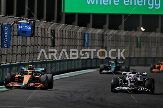 لاندو نوريس (بريطانيا) وماكلارين MCL36 وبيير جاسلي (فرنسا) وألفا تاوري AT03 يتنافسان على المركز. جائزة المملكة العربية السعودية الكبرى 2022 - الأحد 27 مارس 2022. جدة، المملكة العربية السعودية.
