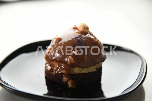 طبق من حلا الكيك اللذيذ، حلا شرقي، حلويات رمضانية، حلويات وسكريات، قطع الحلوى الشهية، التحلاية، حلويات باردة لذيذة