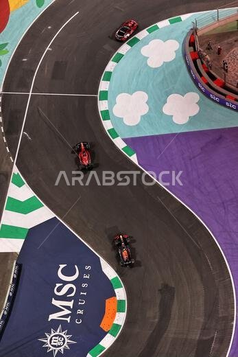 جدة، المملكة العربية السعودية. ٢٧ مارس ٢٠٢٢. شارل لوكلير (موناكو) سائق سيارة فيراري F1-75 يتقدم على ماكس فيرستابن (هولندا) سائق سيارة ريد بول ريسينغ RB18 خلف سيارة الأمان مرسيدس التابعة للاتحاد الدولي للسيارات. سباق الجائزة الكبرى السعودي، الأحد ٢٧ مارس ٢٠٢٢. جدة، المملكة العربية السعودية. حقوق الصورة: جيمس موي/ألامي لايف نيوز