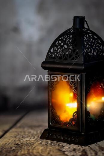 تضيء فوانيس رمضان في أجواء أو بيئة ذات طابع كلاسيكي.