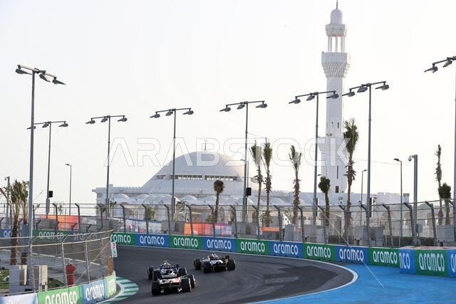 جدة، المملكة العربية السعودية. ٢٦ مارس ٢٠٢٢. نيكولاس لطيفي (كندا) ويليامز ريسينغ FW44؛ جورج راسل (بريطانيا) مرسيدس AMG F1 W13؛ وفالتيري بوتاس (فنلندا) ألفا روميو F1 تيم C42. سباق الجائزة الكبرى السعودي، السبت ٢٦ مارس ٢٠٢٢. جدة، المملكة العربية السعودية. حقوق الصورة: جيمس موي/ألامي لايف نيوز