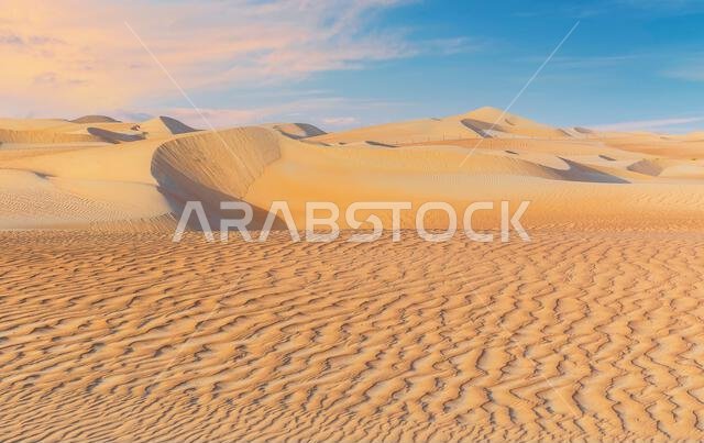 الكثبان الرملية والرمال الملونة في صحراء الربع الخالي