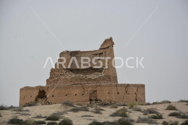 مبنى طيني قديم على شواطئ العقير، شرق المملكة العربية السعودية مبنى طيني قديم على شواطئ العقير، شرق المملكة العربية السعودية