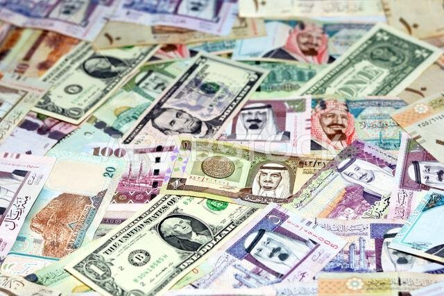 أوراق نقدية من الريال السعودي مع أوراق نقدية من الدولار الأمريكي، تركيز انتقائي على الريال السعودي، ودولار الولايات المتحدة الأمريكية أوراق نقدية من الريال السعودي مع أوراق نقدية من الدولار الأمريكي، تركيز انتقائي على الريال السعودي، ودولار الولايات المتحدة الأمريكية